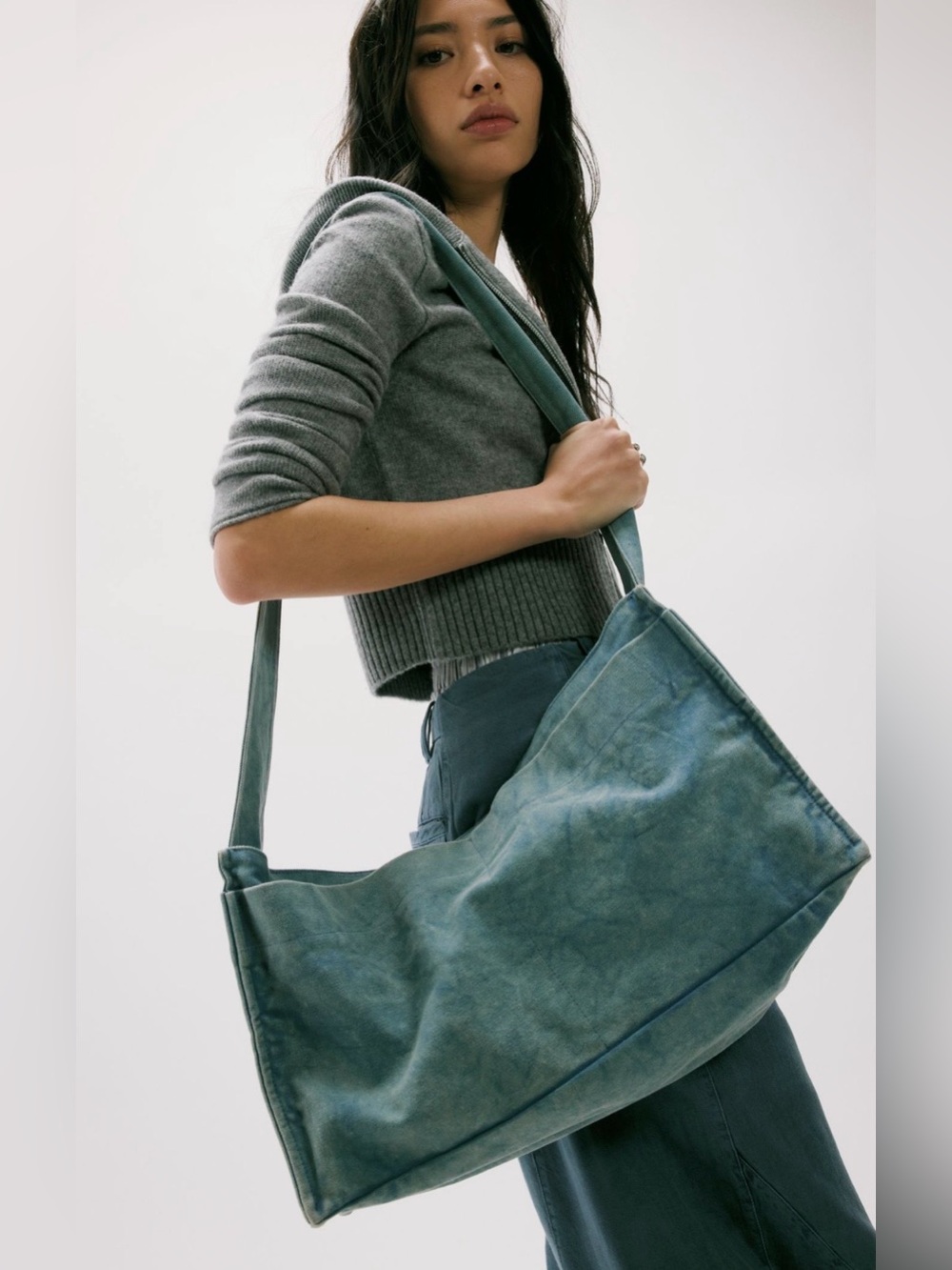 NWT Free People Camp Crush Sling Bag in Blue 🩵 New $78 18x10x5 Adjustable Strap - Picture 1 of 10